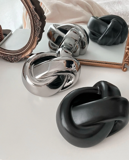 Twisted knot ceramic tissue box holder with a modern and artistic touch