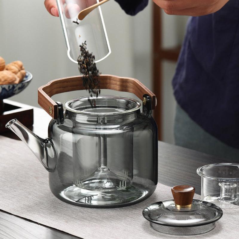 Detailed view of Grijzen Japandi glass teapot's wooden handle